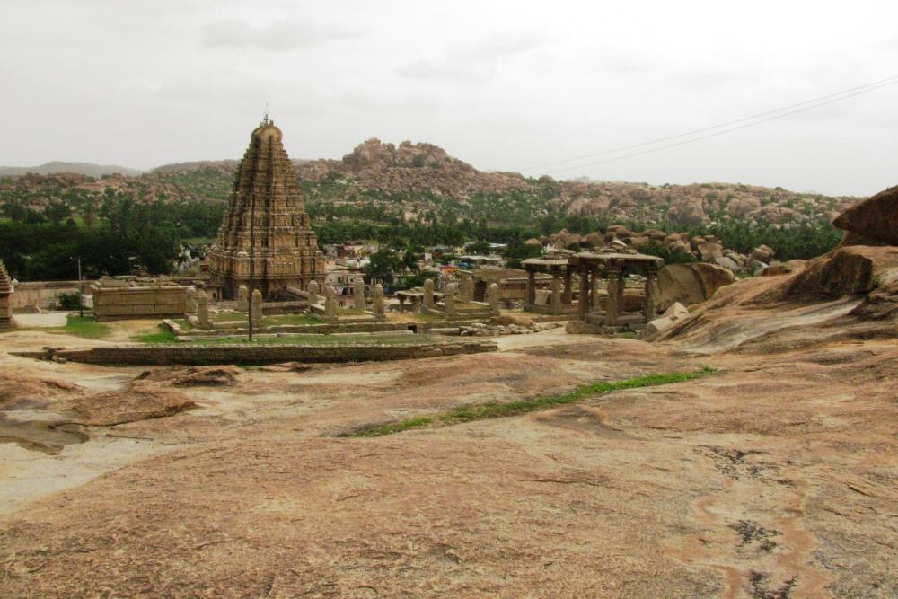 Hemakuta Hill Temples